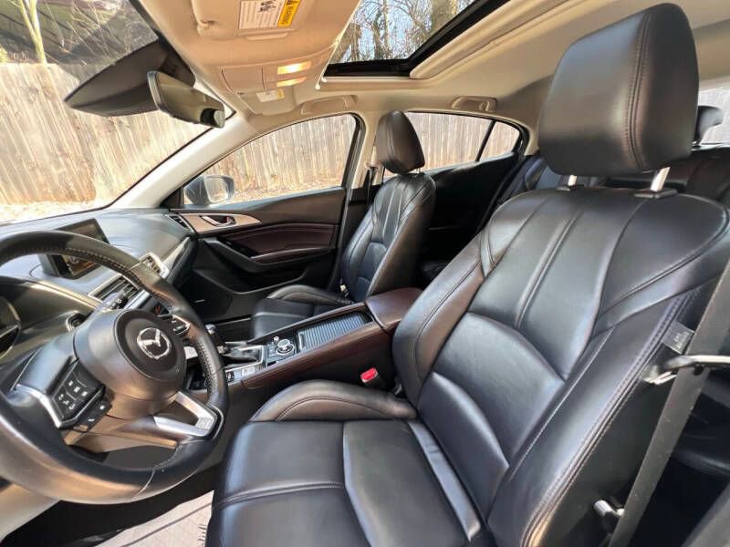 Used 2018 MAZDA MAZDA3 Touring FWD image 11