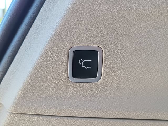 Used 2023 Chrysler Voyager LX FWD image 28