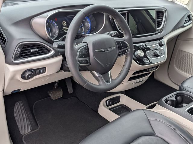 Used 2024 Chrysler Pacifica Touring-L image 11