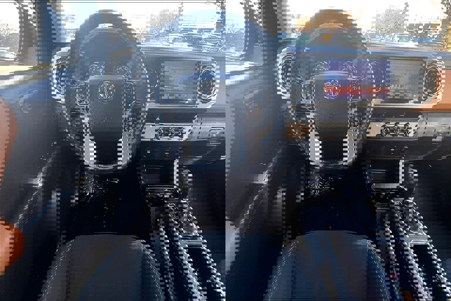 Used 2018 Toyota Tacoma SR5 w/ SR5 Appearance Package (SM) image 6