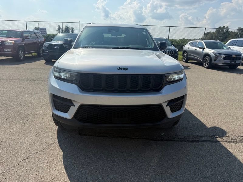 Used 2024 Jeep Grand Cherokee Altitude AWD/4WD image 13