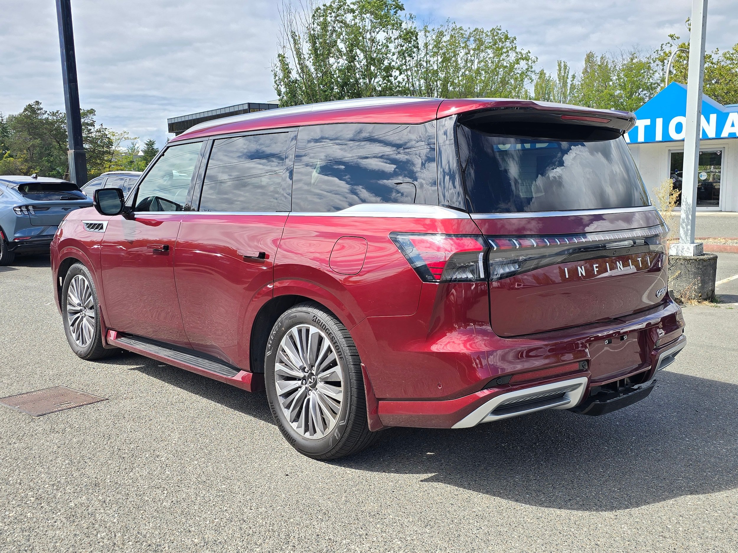 Used 2025 INFINITI QX80 Luxe AWD/4WD image 3