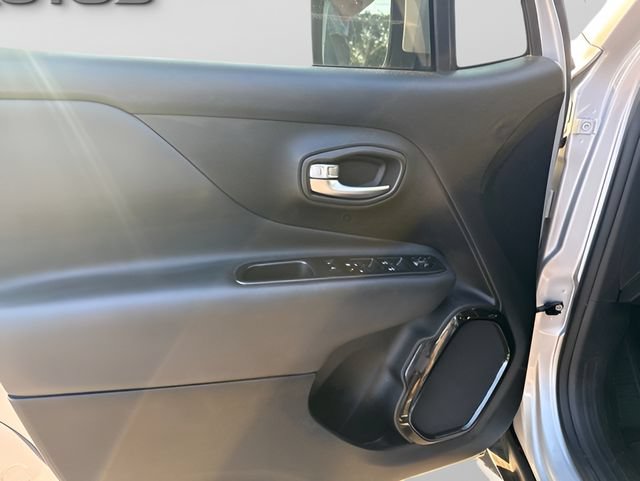 Used 2018 Jeep Renegade Altitude AWD/4WD image 12