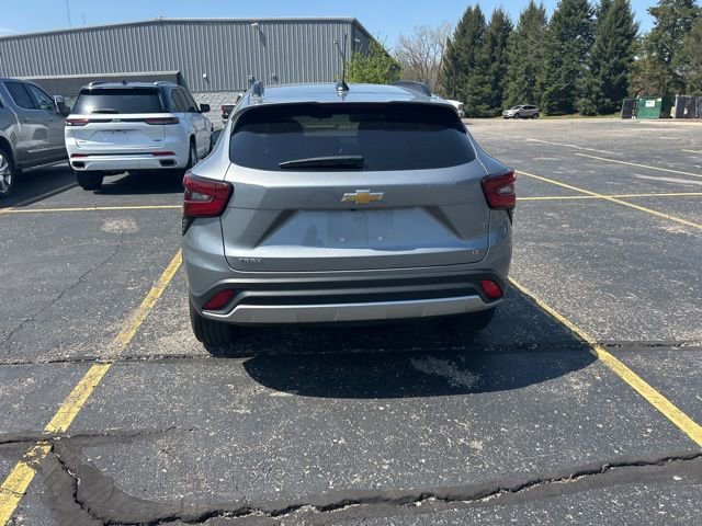 Used 2025 Chevrolet Trax LT w/ LT Convenience Package FWD image 3