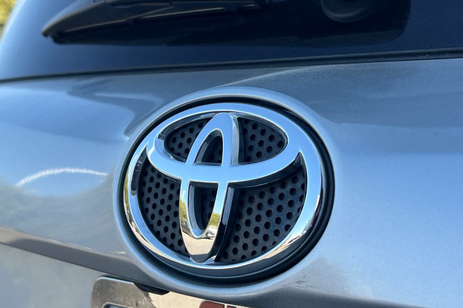 Used 2018 Toyota RAV4 XLE FWD image 16