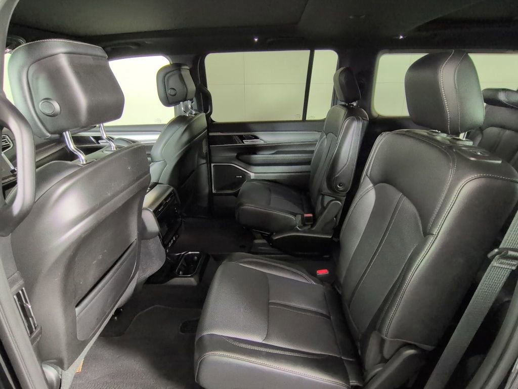 Certified 2024 Jeep Wagoneer Series II AWD/4WD image 32