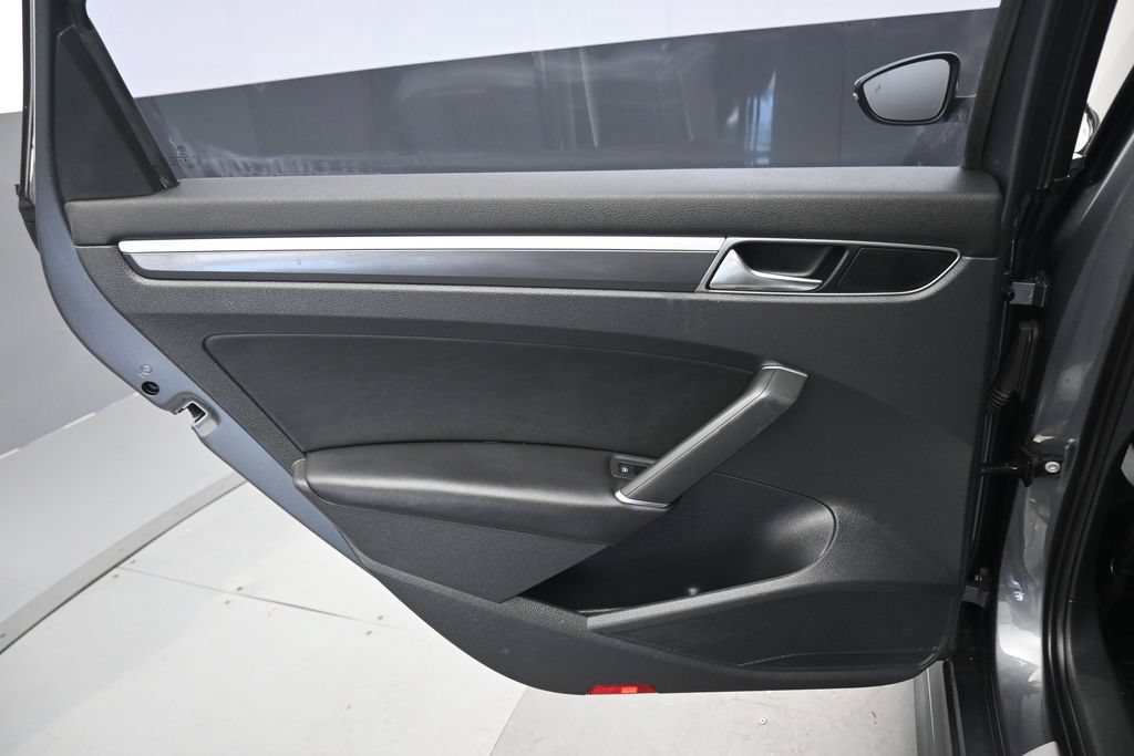 Used 2018 Volkswagen Passat 2.0T R-Line FWD image 29