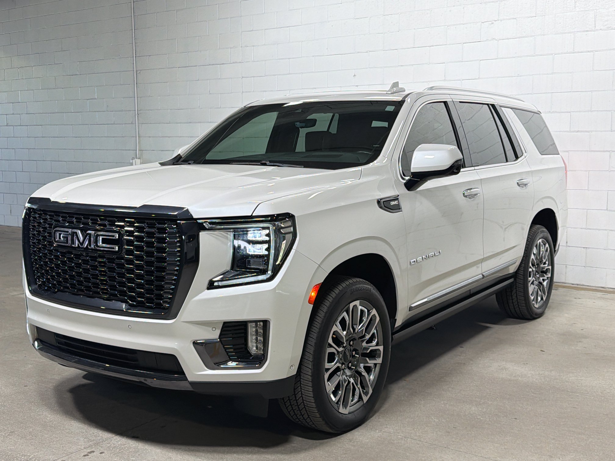 Used 2023 GMC Yukon Denali Ultimate AWD/4WD image 1