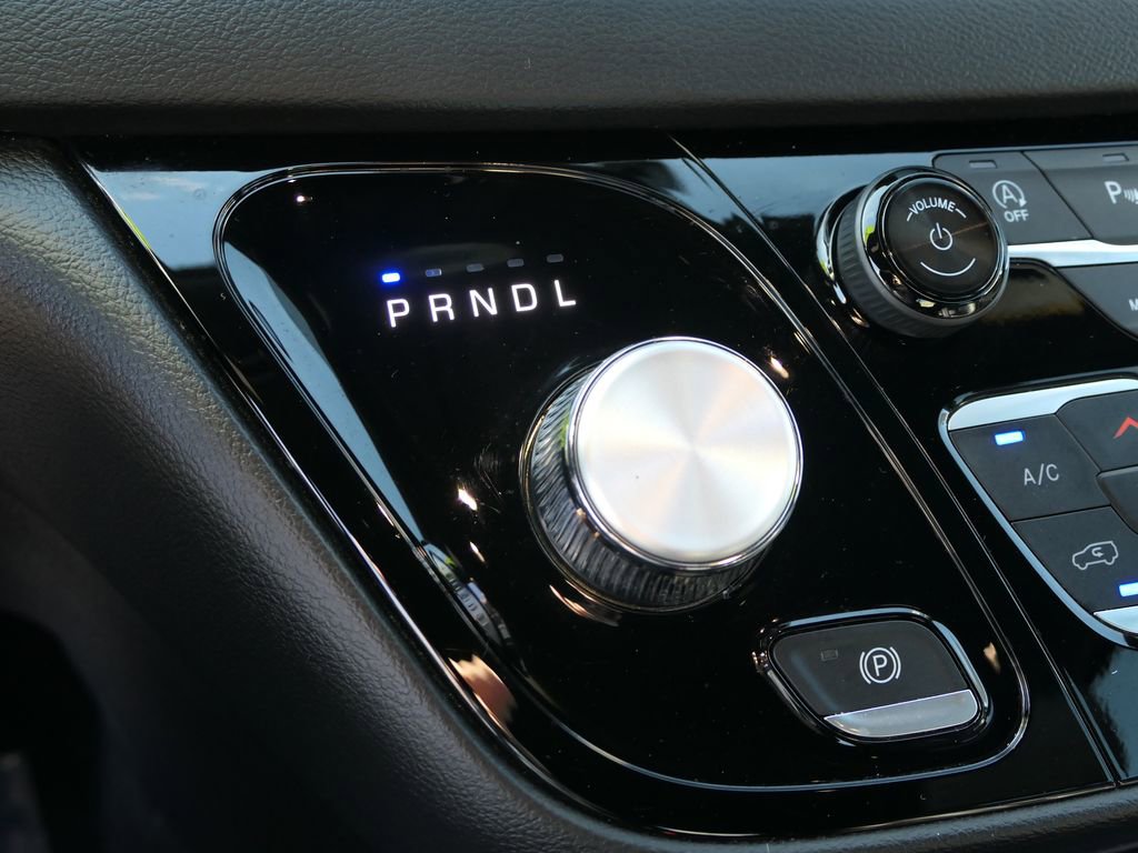 Used 2025 Chrysler Pacifica Select image 18