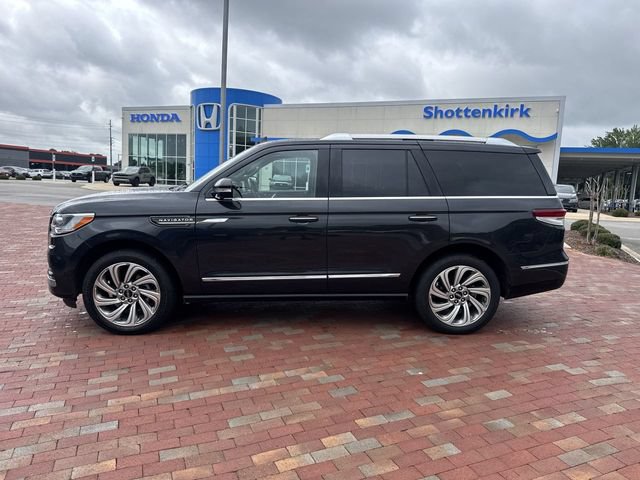 Used 2022 Lincoln Navigator Reserve AWD/4WD image 3