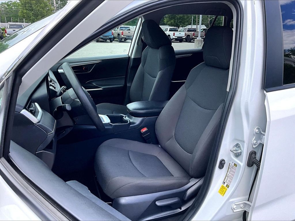 Used 2025 Toyota RAV4 LE AWD/4WD image 10
