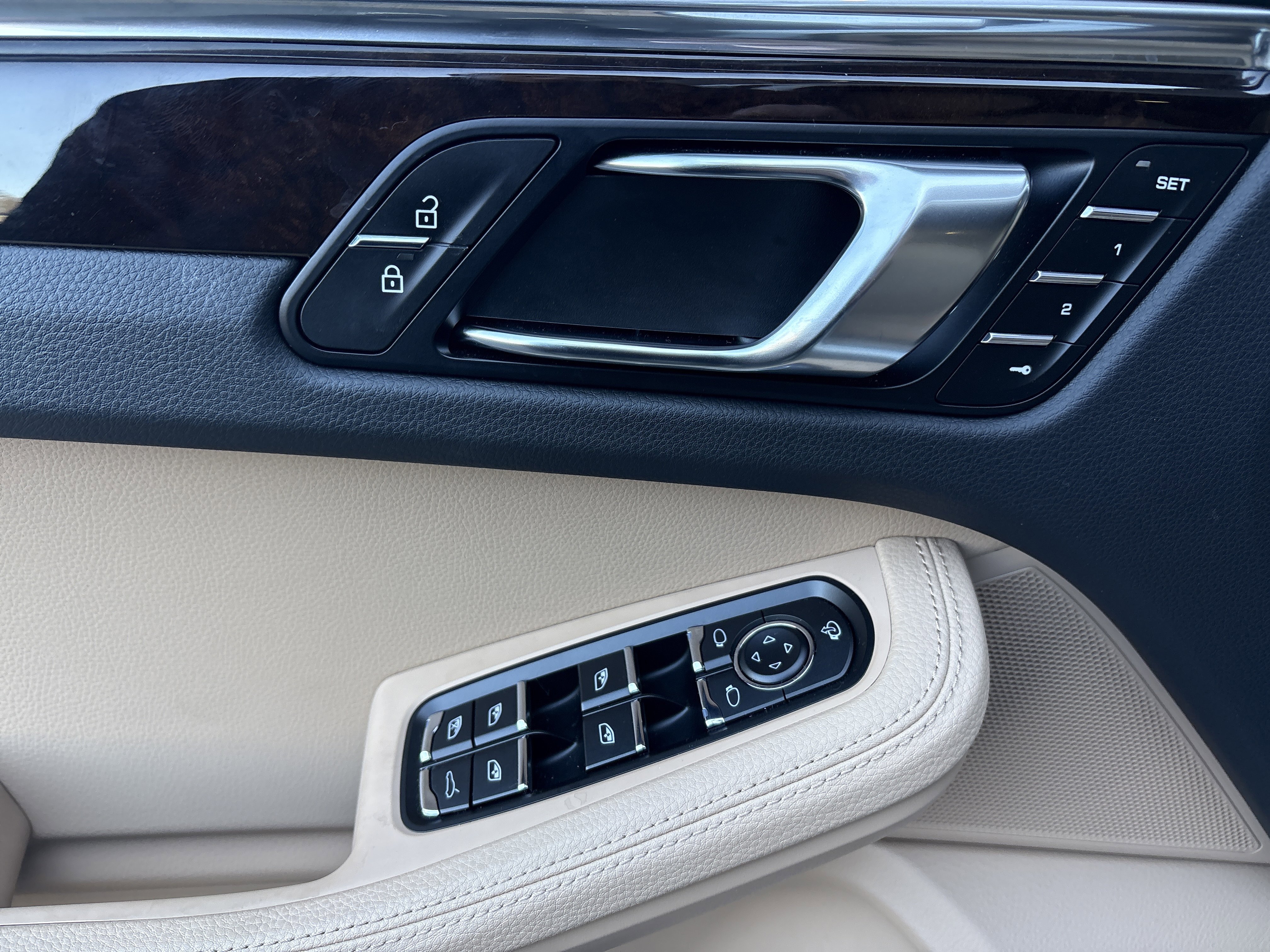 Certified 2025 Porsche Macan image 13