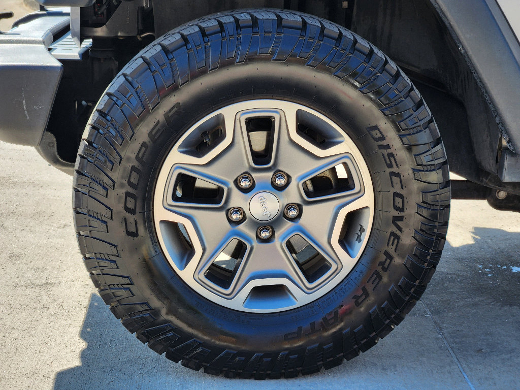 Used 2015 Jeep Wrangler Rubicon w/ Power Convenience Group image 9