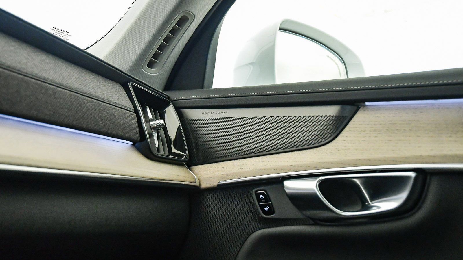 Certified 2025 Volvo XC90 B6 Plus w/ Protection Package Premier image 26