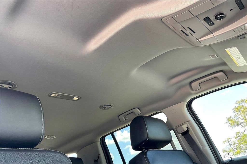 Used 2018 Chevrolet Suburban LT RWD image 28