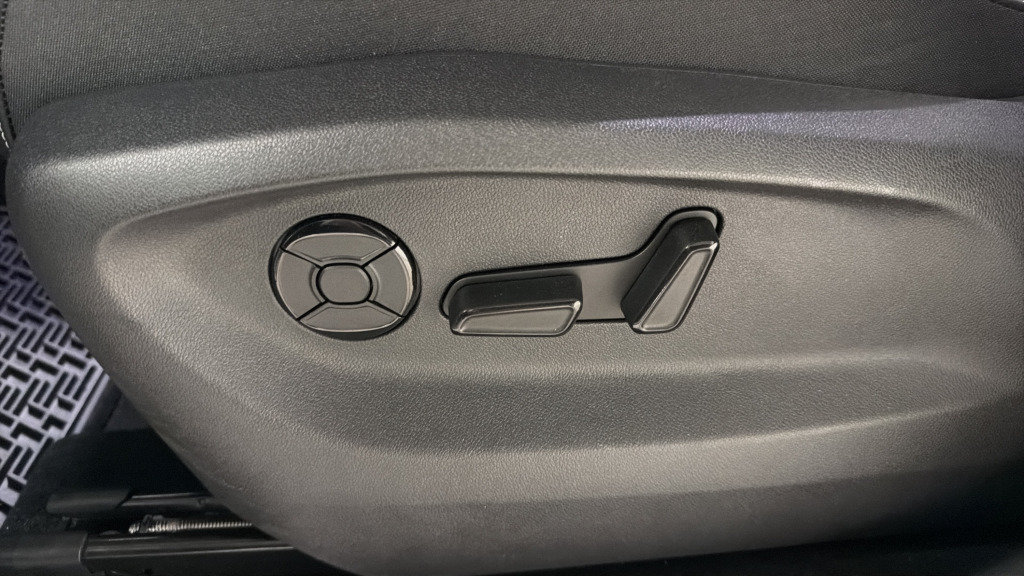 Used 2025 Volkswagen Tiguan SE AWD/4WD image 19