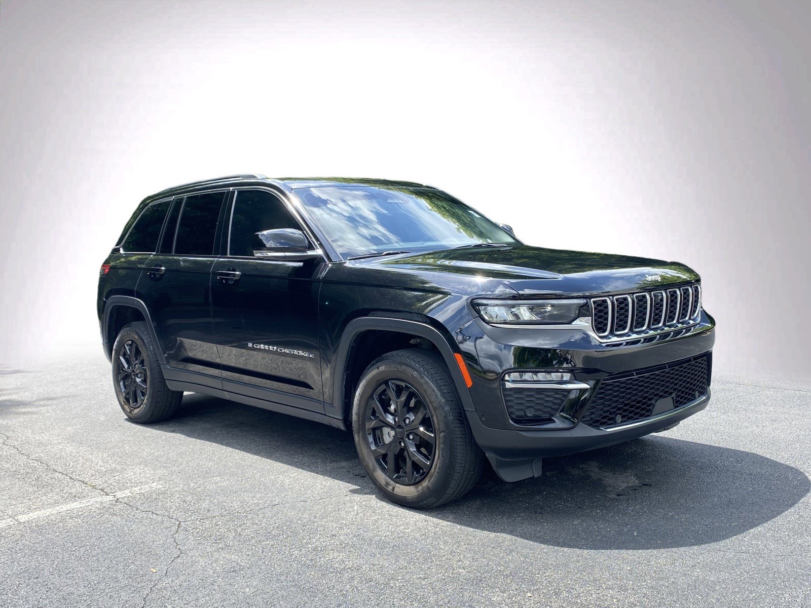Used 2023 Jeep Grand Cherokee Limited w/ Luxury Tech Group II AWD/4WD image 2
