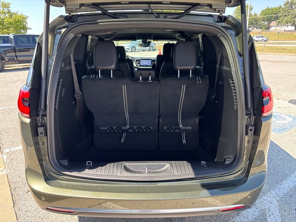 New 2027 Chrysler Pacifica Select FWD image 15