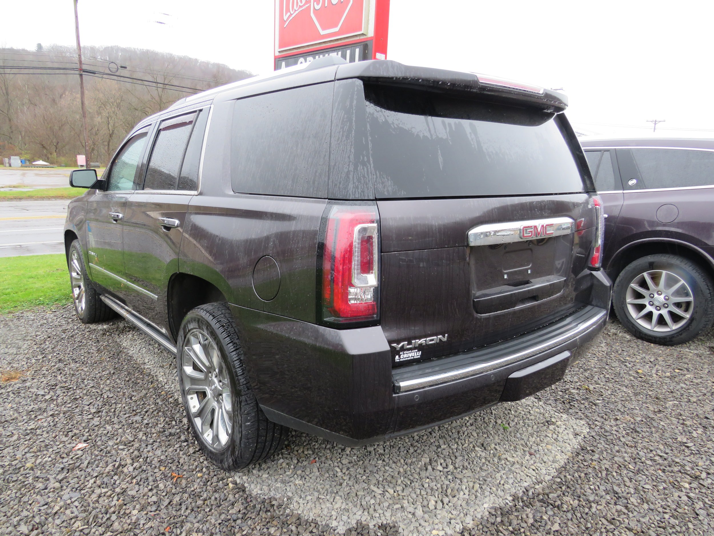Used 2015 GMC Yukon Denali w/ Premium Package AWD/4WD image 3