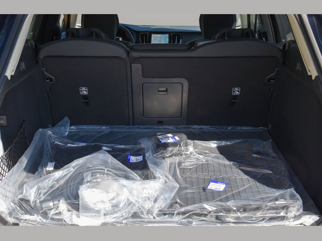 Certified 2025 Volvo XC60 T8 Plus w/ Protection Package Premier image 19