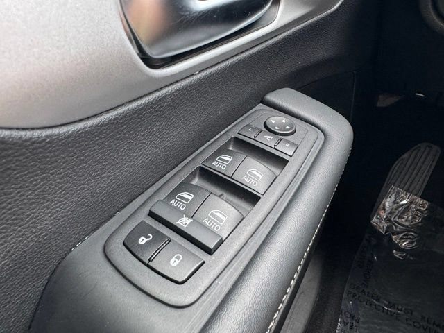 Used 2025 Chrysler Pacifica Limited FWD image 34