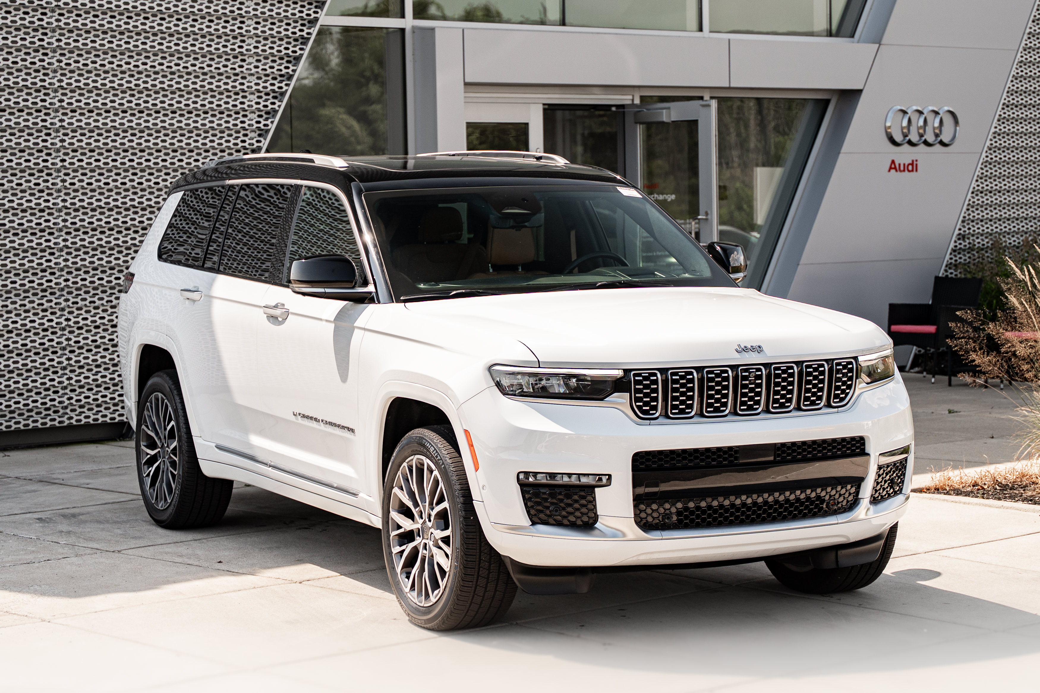 Used 2021 Jeep Grand Cherokee L Summit AWD/4WD image 2