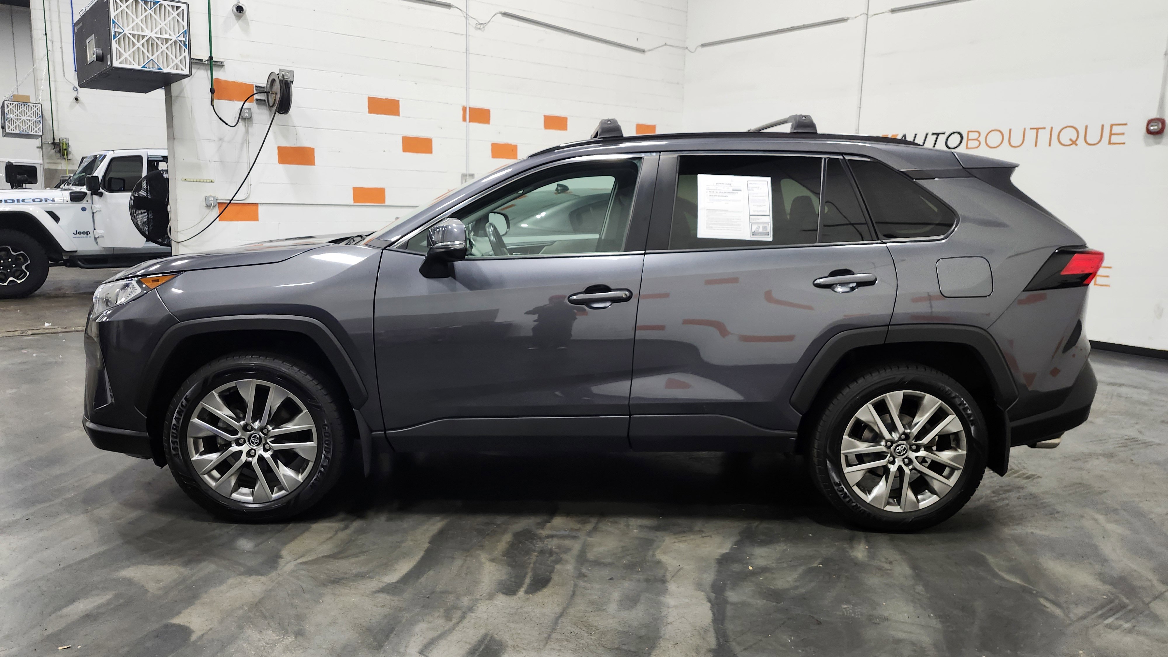 Used 2020 Toyota RAV4 XLE Premium image 8