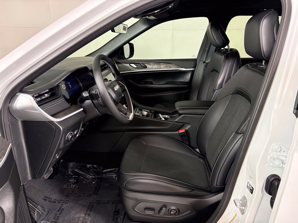 New 2026 Jeep Grand Cherokee Altitude RWD image 16