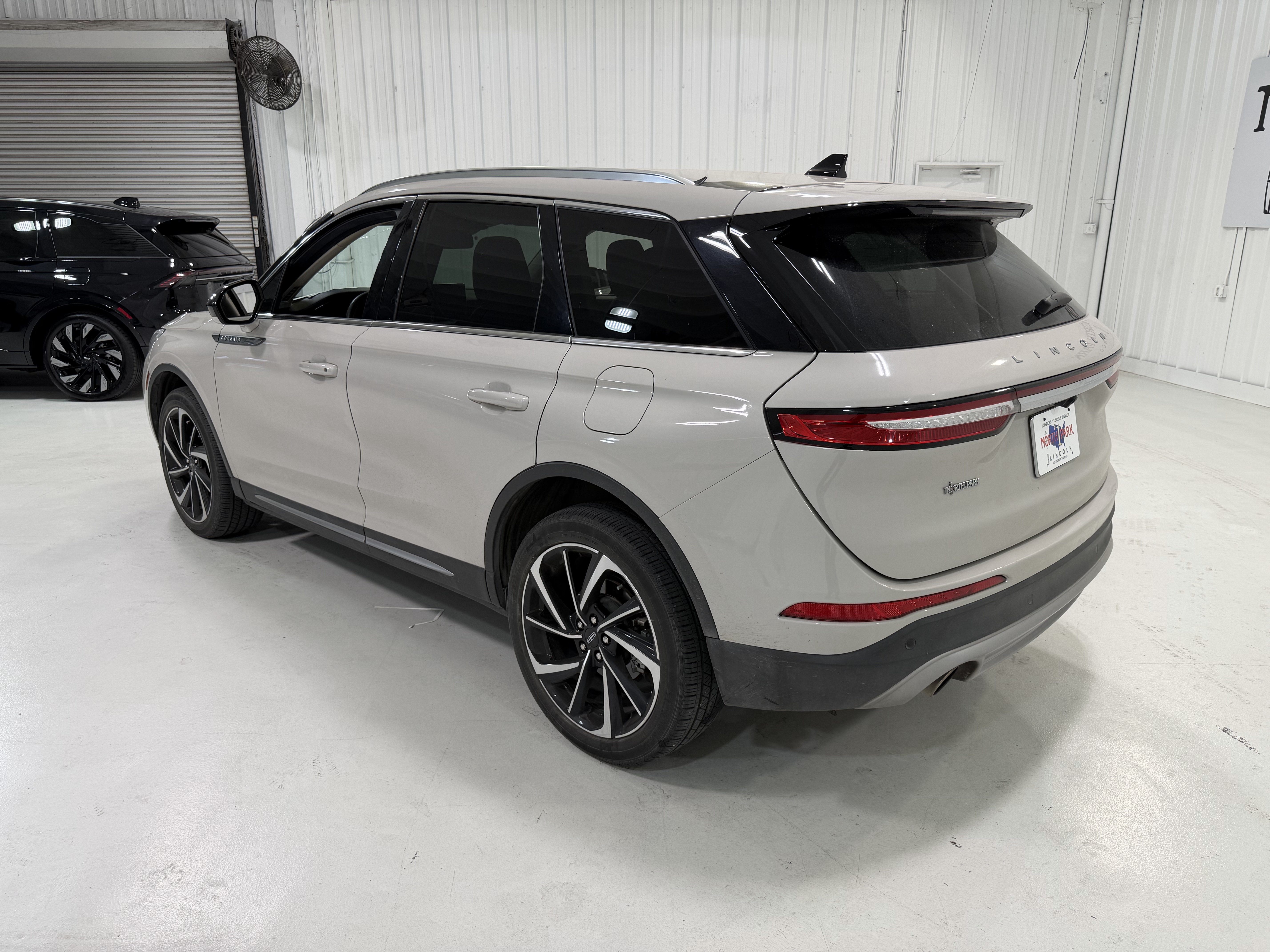 Used 2023 Lincoln Corsair Reserve FWD image 3