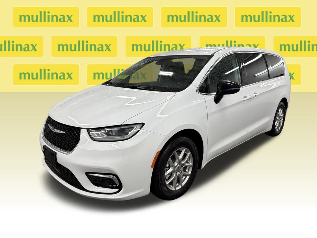 Used 2024 Chrysler Pacifica Touring-L image 13