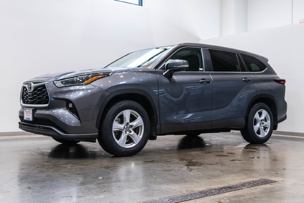 Used 2025 Toyota Highlander LE AWD/4WD image 3