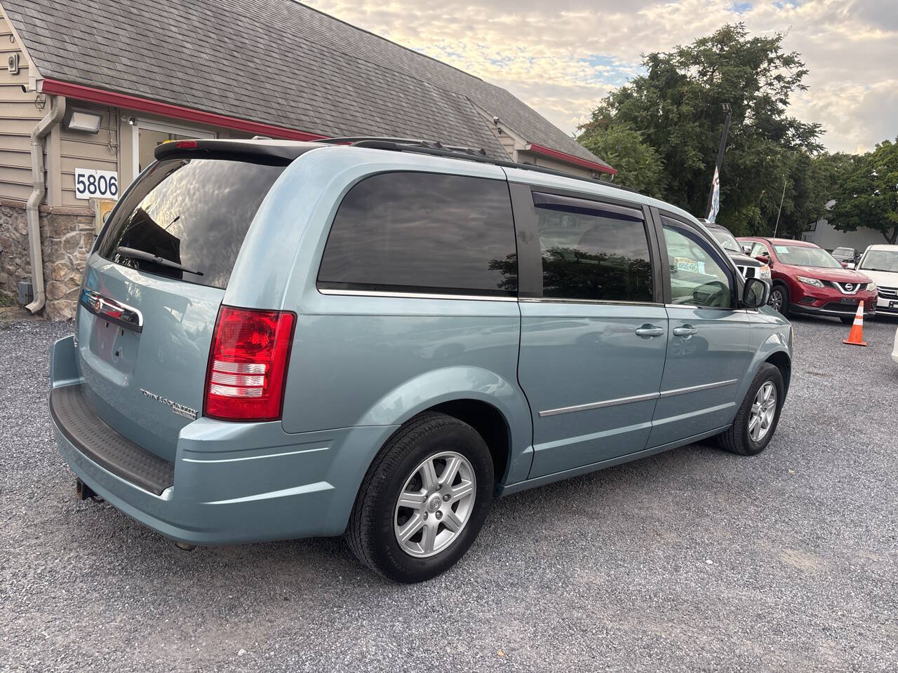 Used 2010 Chrysler Town & Country Touring w/ Entertainment Group #2 FWD image 5