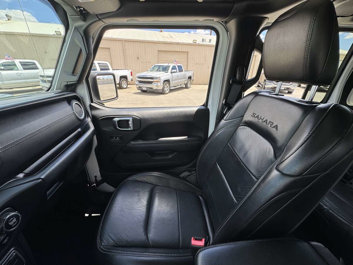 Used 2018 Jeep Wrangler Unlimited Sahara w/ LED Lighting Group AWD/4WD image 33