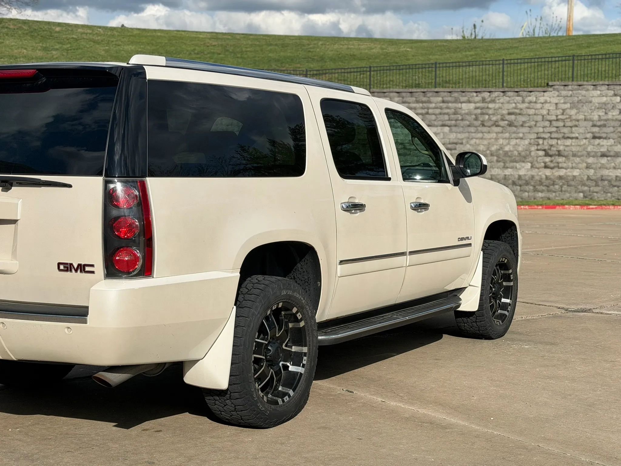 Used 2012 GMC Yukon XL Denali AWD/4WD image 7
