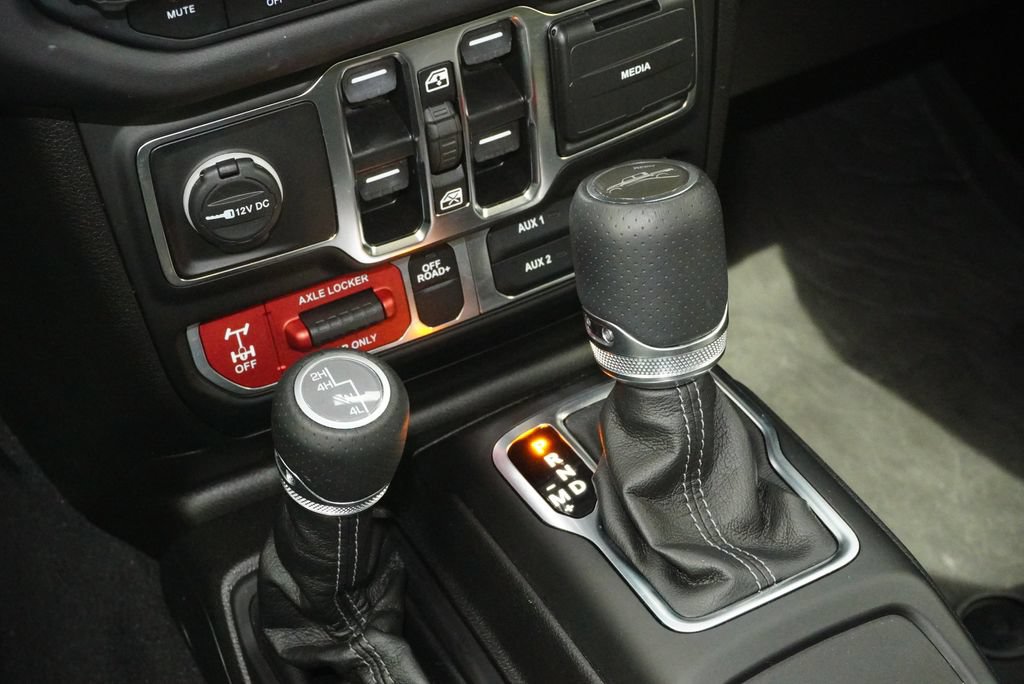 Used 2025 Jeep Gladiator Mojave w/ Convenience Group AWD/4WD image 16