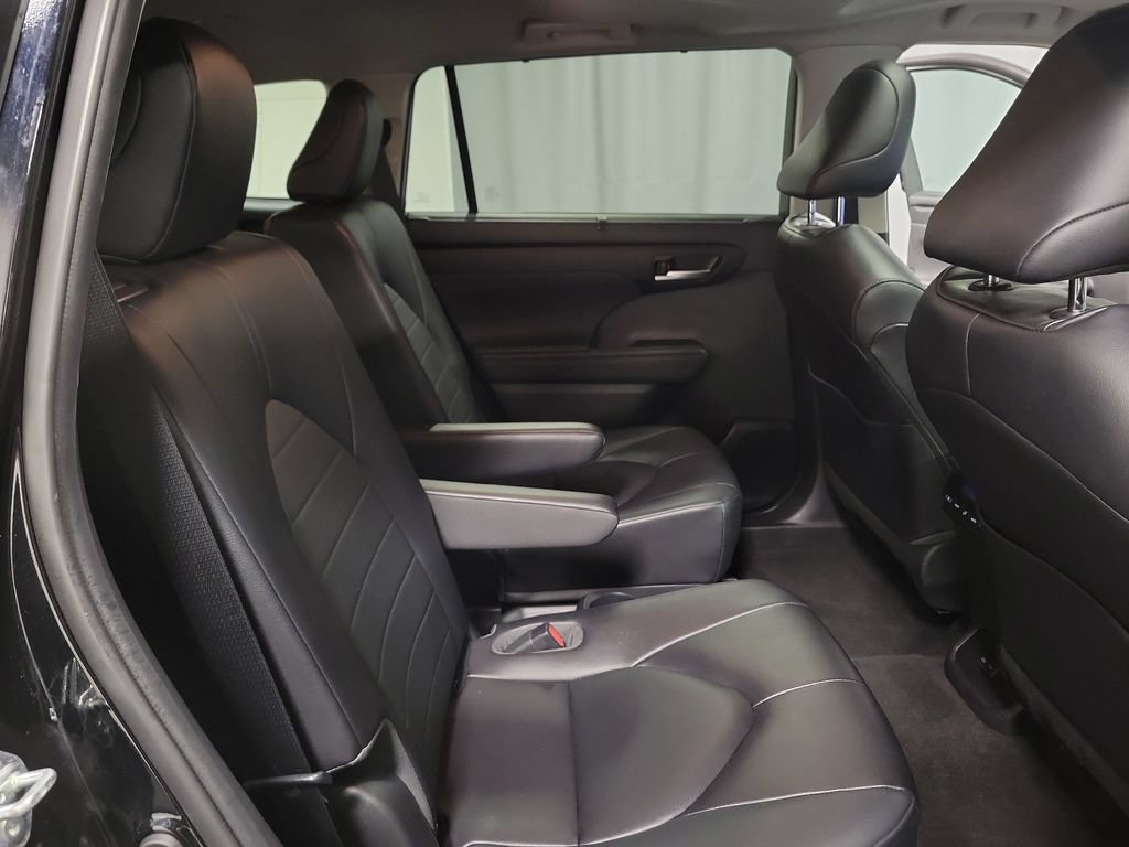 Used 2023 Toyota Highlander XLE AWD/4WD image 34