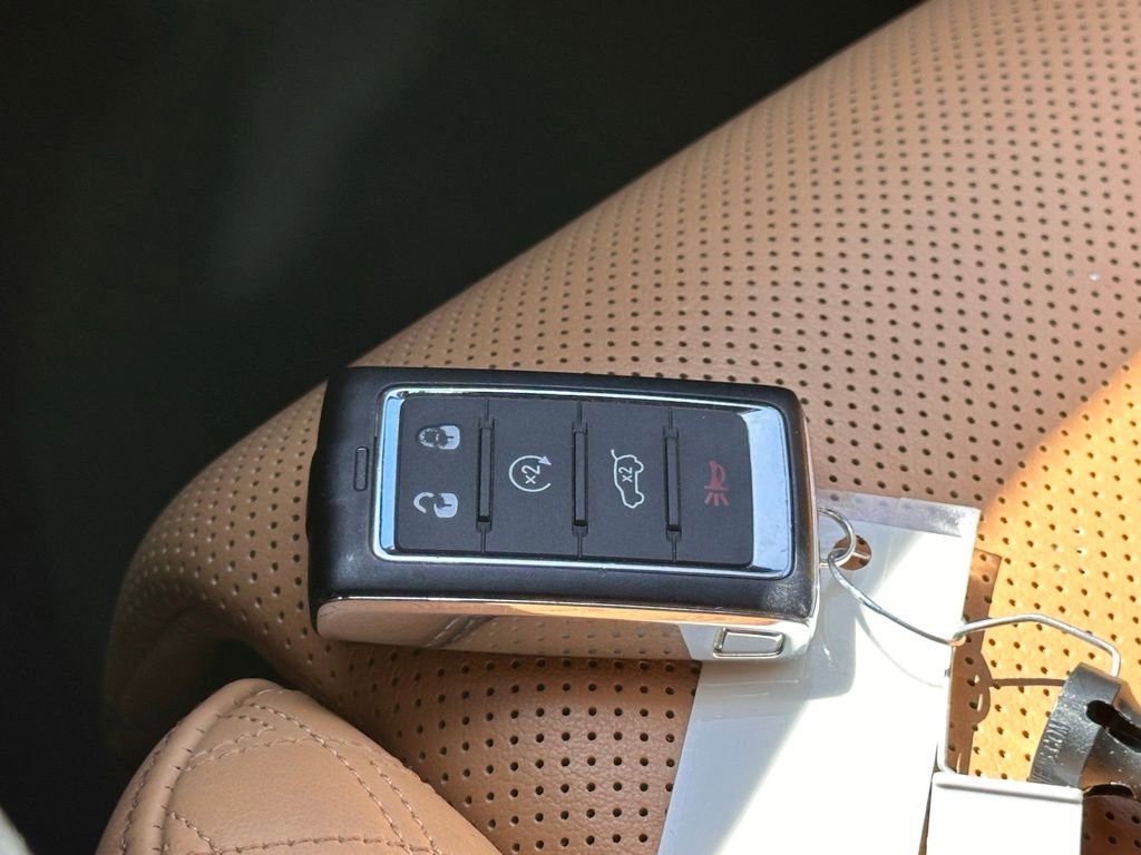 Used 2024 Jeep Grand Cherokee L Summit w/ Luxury Tech Group V image 39