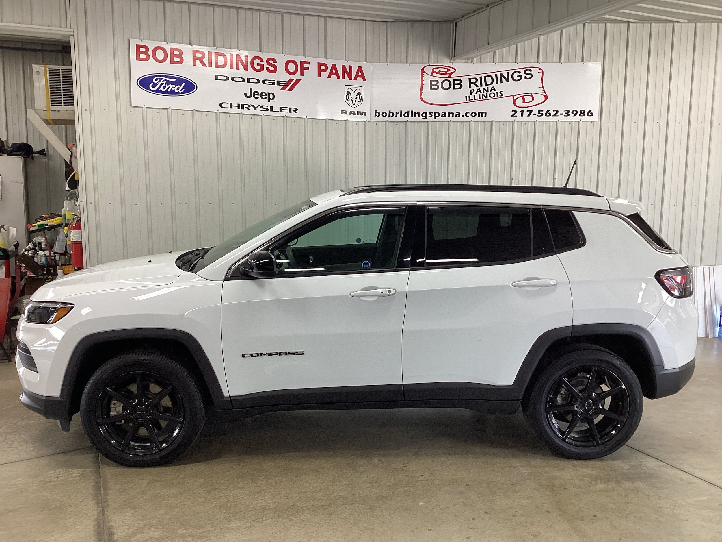Used 2024 Jeep Compass Latitude w/ Sun and Sound Group AWD/4WD image 2