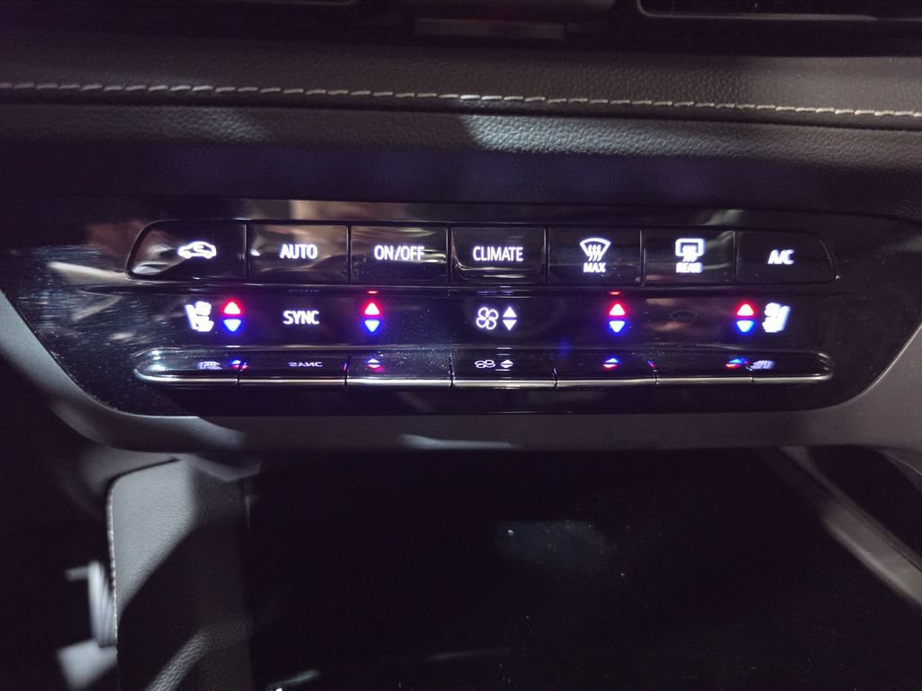 Used 2021 Buick Envision Avenir w/ Technology Package II FWD image 17