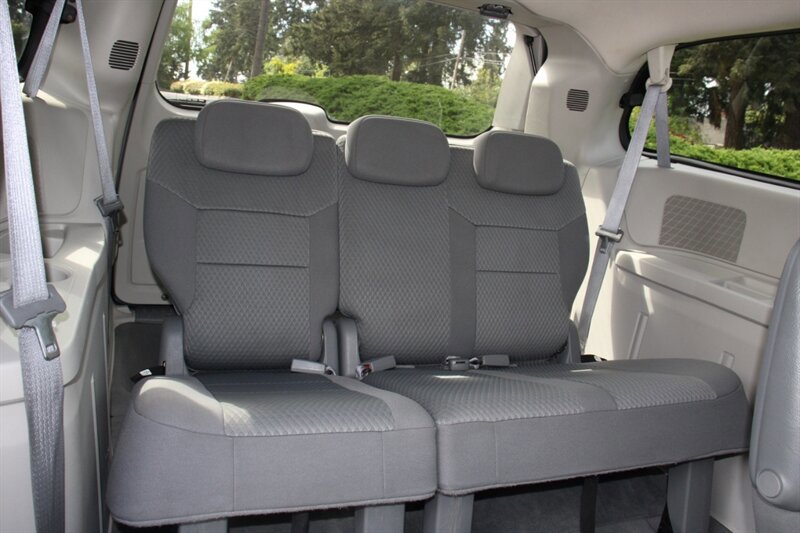 Used 2010 Chrysler Town & Country Touring FWD image 15