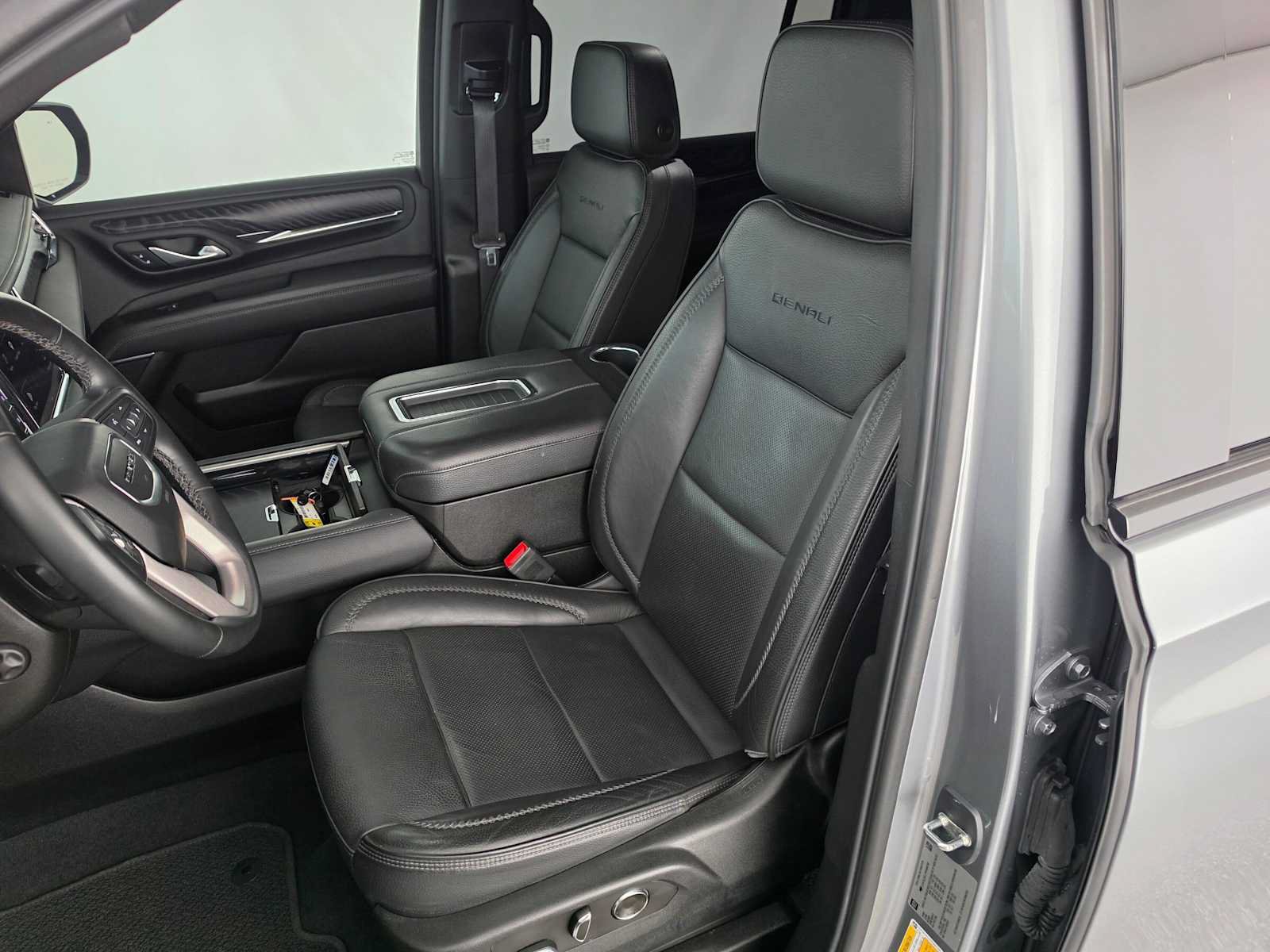Used 2023 GMC Yukon XL Denali AWD/4WD image 23