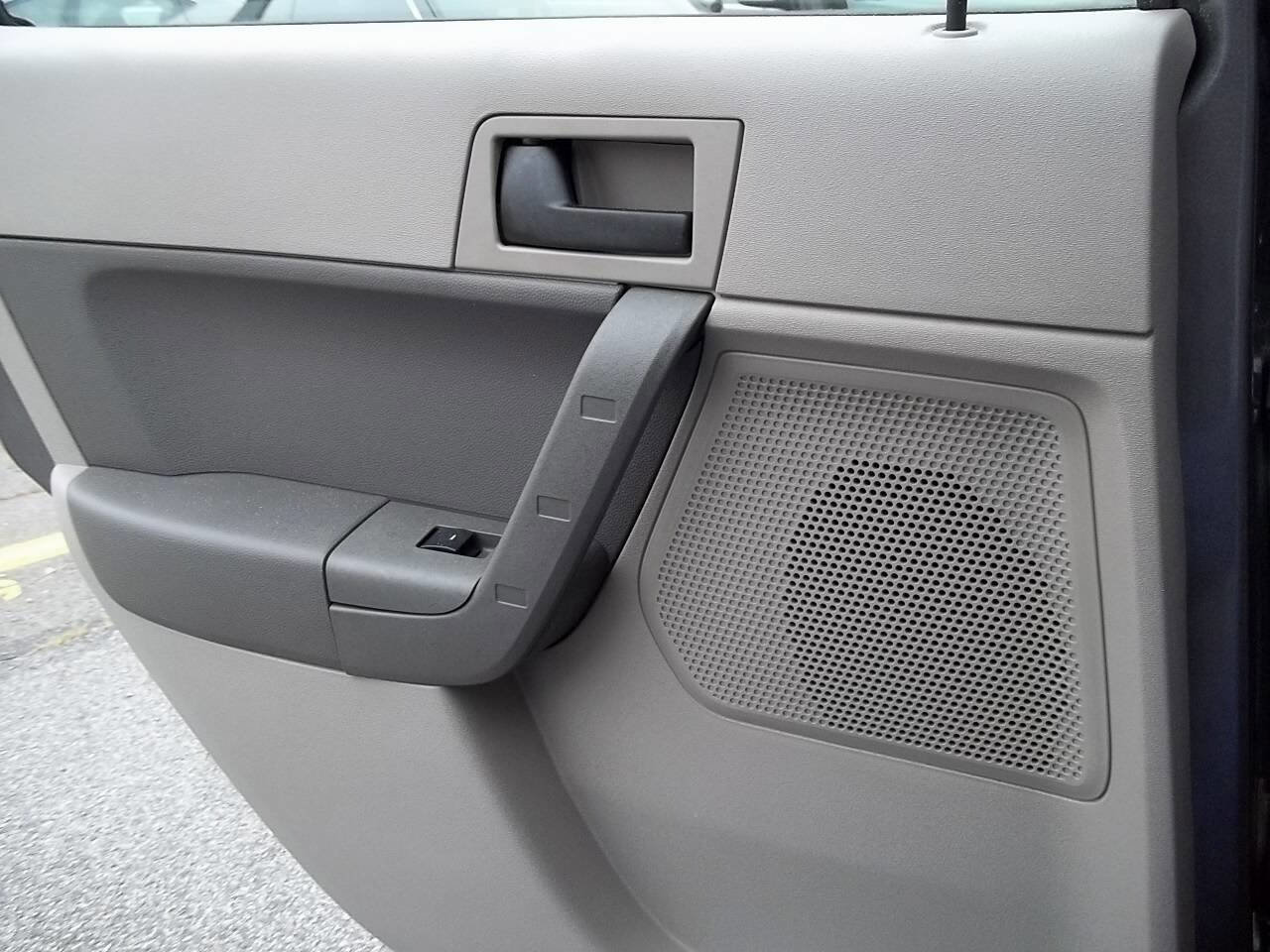 Used 2010 Ford Focus SE image 13