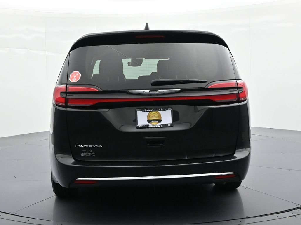 Used 2023 Chrysler Pacifica Touring-L FWD image 7