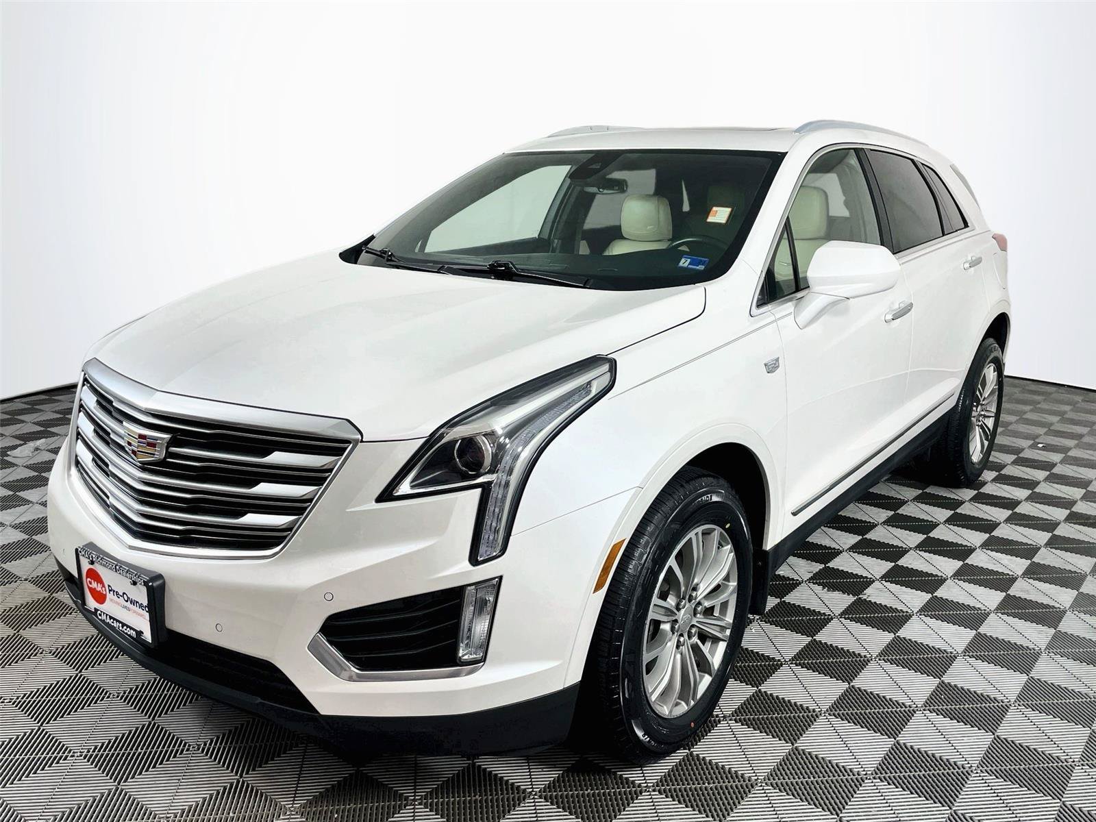 Used 2018 Cadillac XT5 Luxury w/ Driver Awareness Package FWD image 3