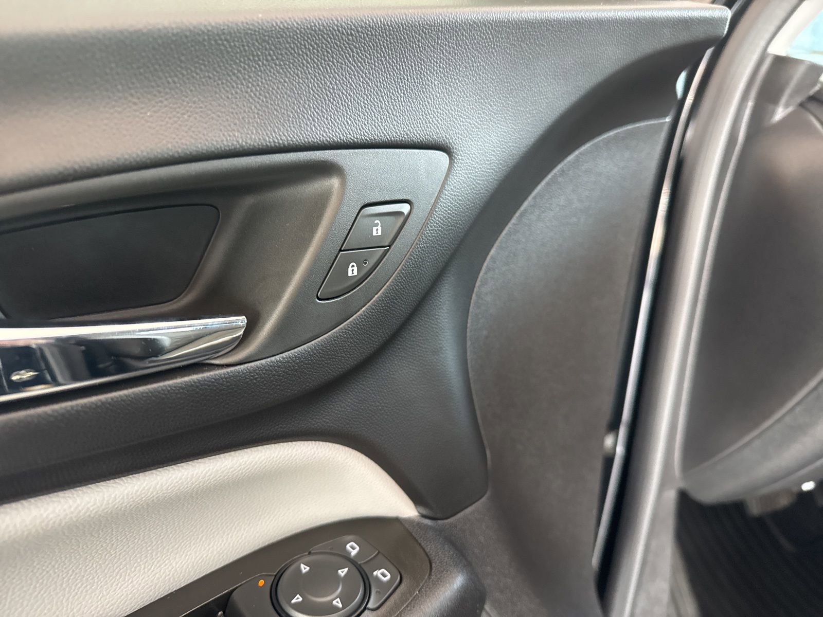 Used 2024 Chevrolet Equinox LS w/ LS Convenience Package image 17