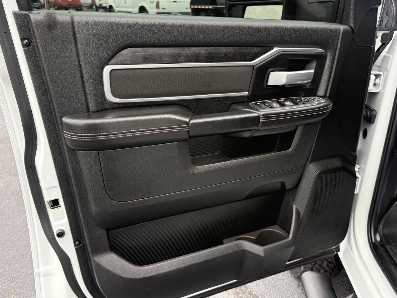Used 2024 RAM 3500 Big Horn w/ Night Edition AWD/4WD image 9