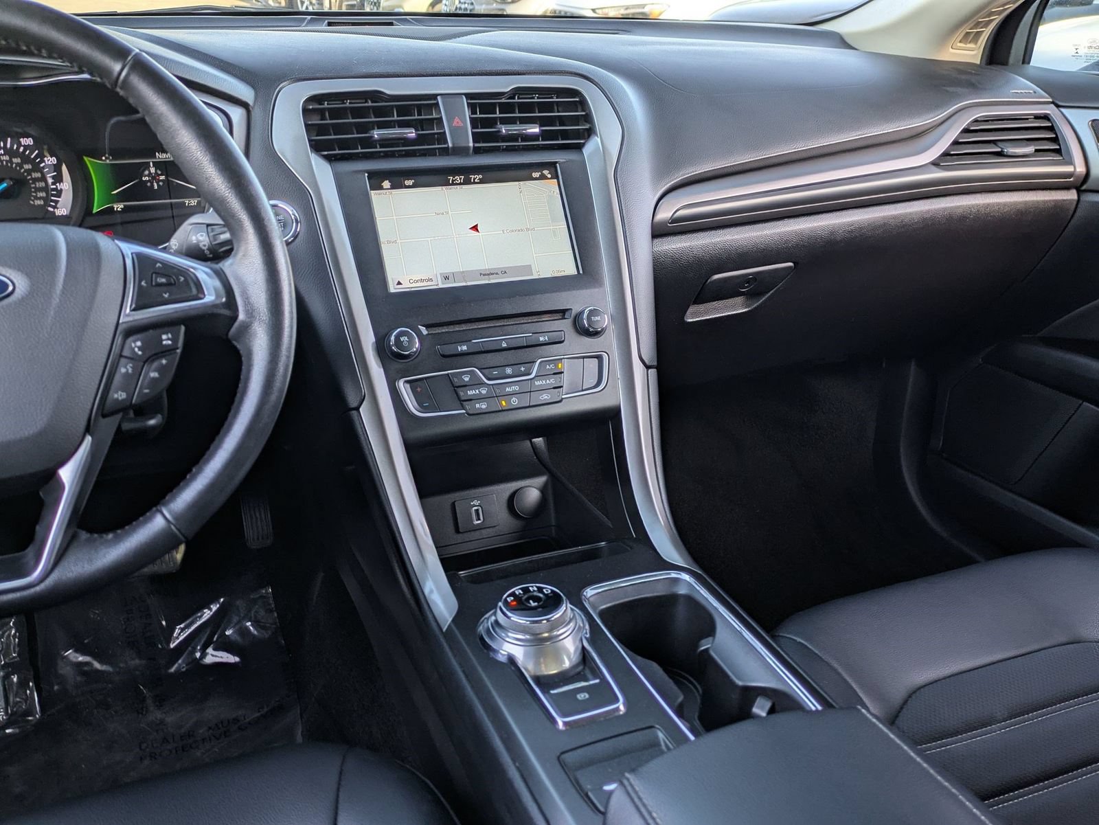 Used 2017 Ford Fusion SE w/ Equipment Group 201A FWD image 17