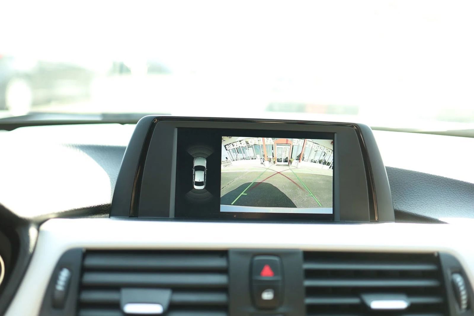 Used 2018 BMW 320i xDrive 320i xDrive Sedan 4D w/ Convenience Package image 21