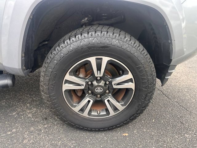 Used 2017 Toyota Tacoma TRD Sport w/ Tow Package AWD/4WD image 12