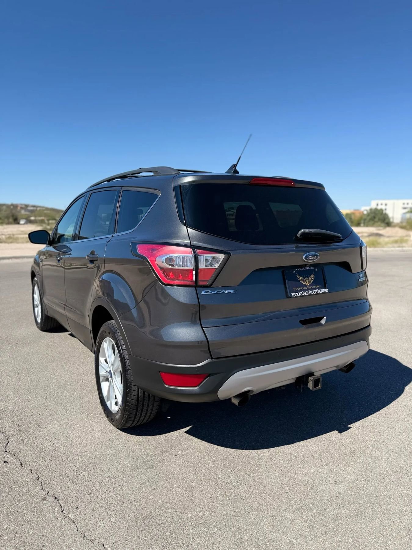 Used 2018 Ford Escape SE w/ Ford Safe & Smart Package image 3